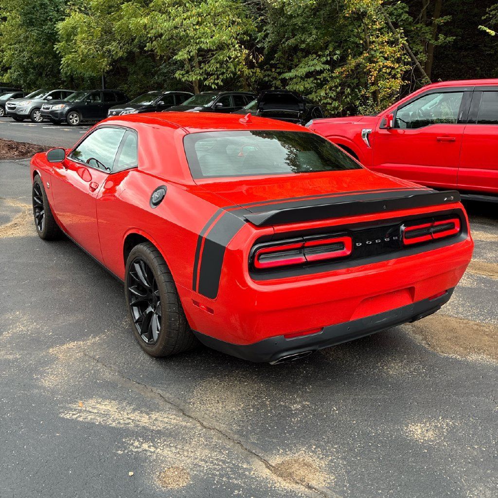 Used 2016 Dodge Challenger R/T Scat Pack RWD image 2
