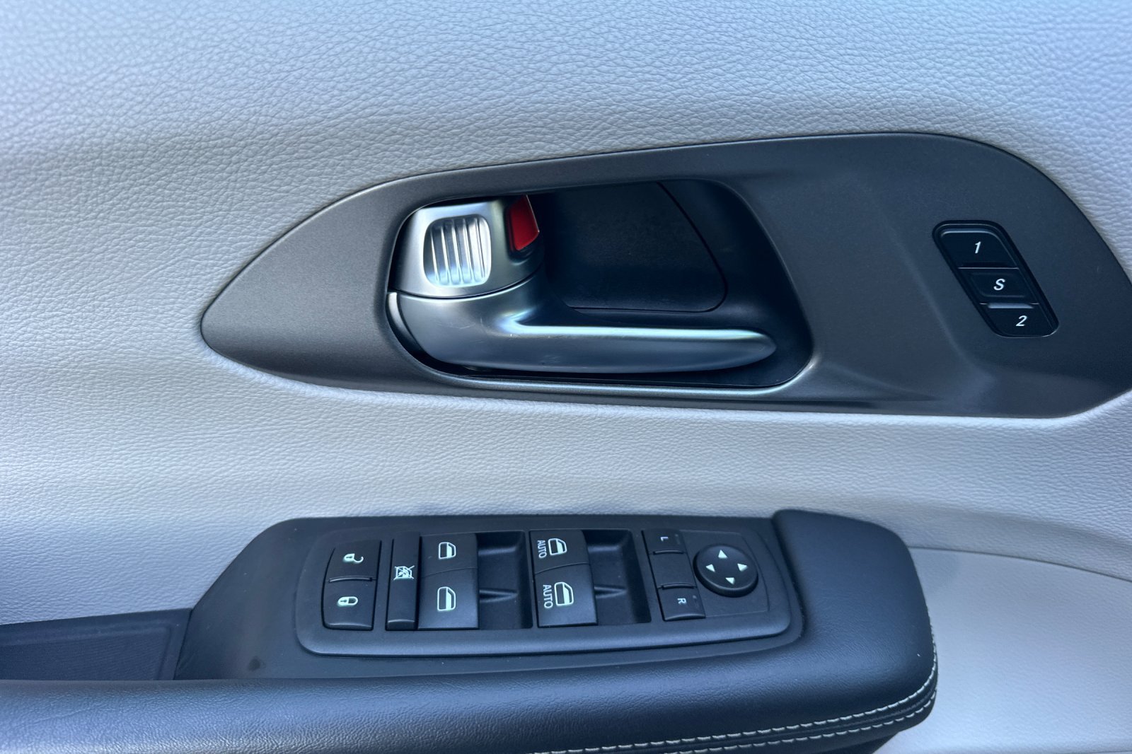 Certified 2023 Chrysler Pacifica Touring-L FWD image 11