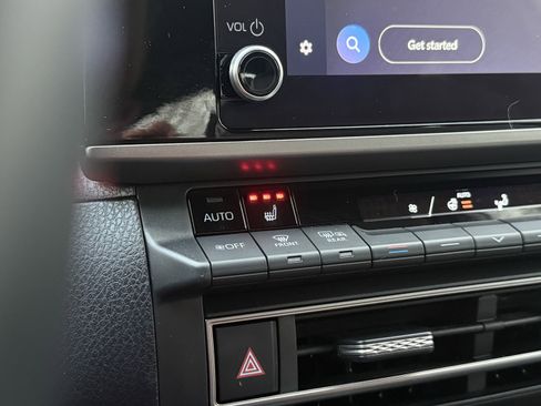 Used 2025 Toyota Camry SE image 6