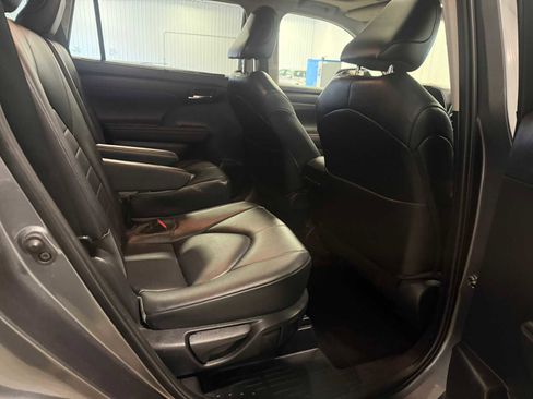 Used 2023 Toyota Highlander XLE image 25