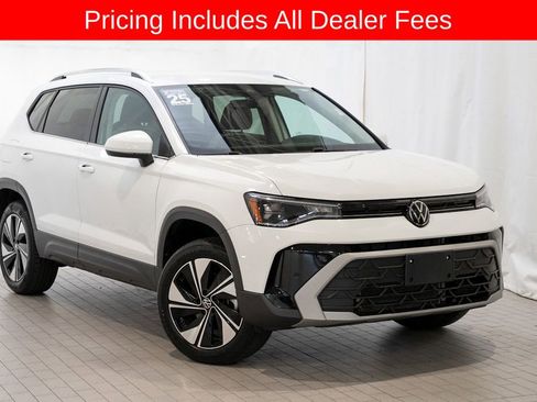 Used 2025 Volkswagen Taos SE AWD/4WD image 1