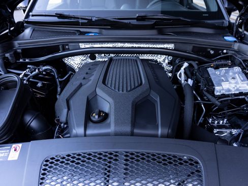 Certified 2025 Porsche Macan image 35