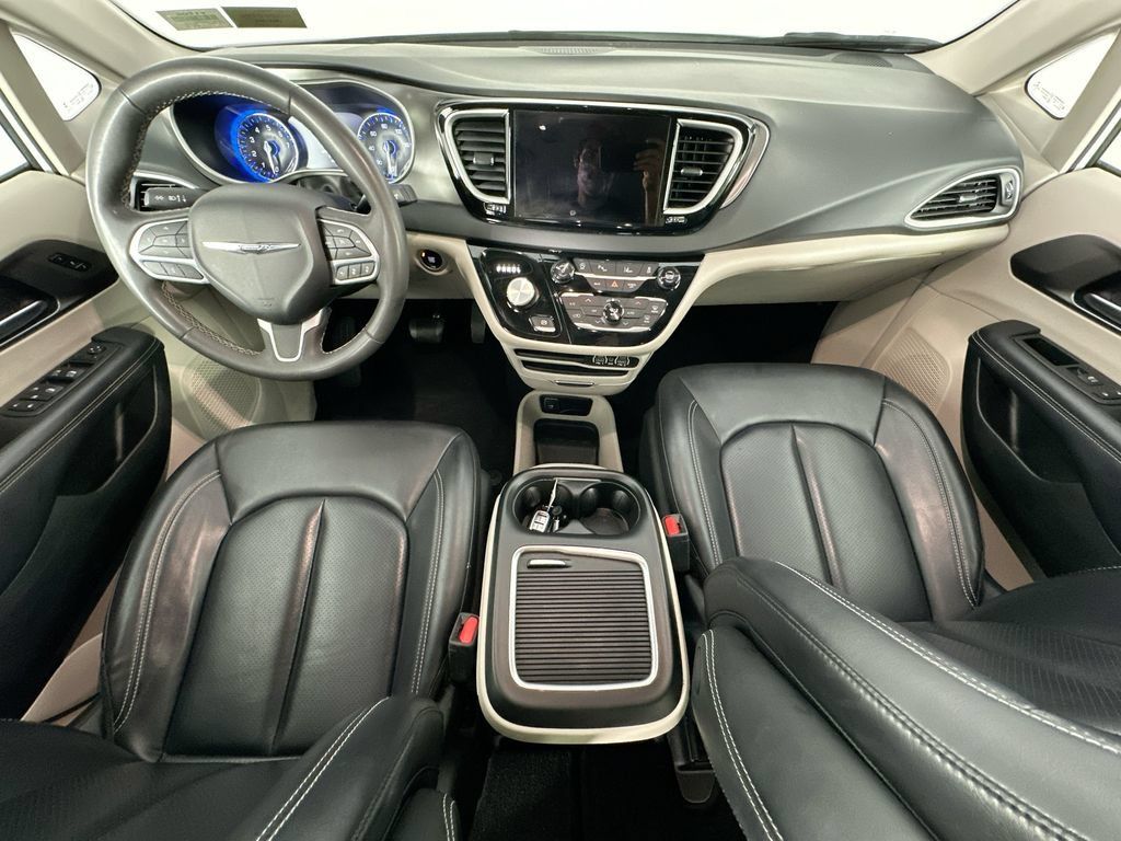 Used 2023 Chrysler Pacifica Touring-L FWD image 10