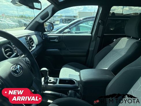 Used 2022 Toyota Tacoma TRD Off-Road image 10