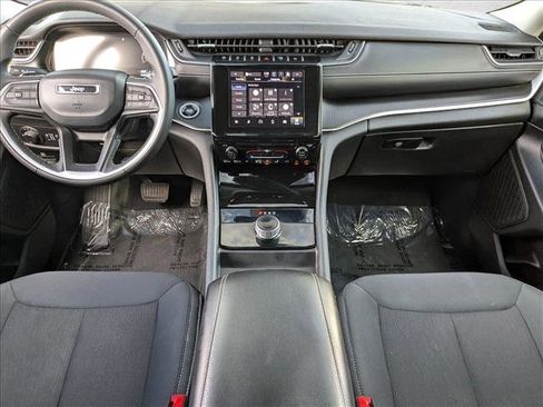 Used 2023 Jeep Grand Cherokee Laredo image 16