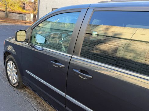 Used 2014 Chrysler Town & Country Touring FWD image 34
