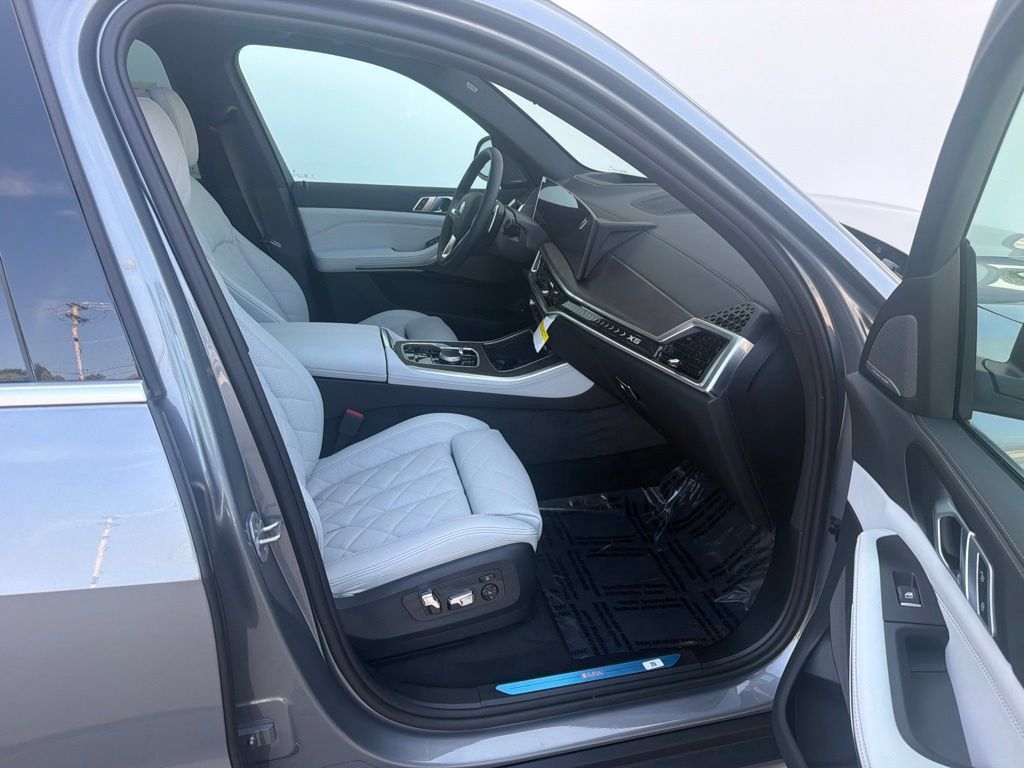 New 2026 BMW X5 xDrive50e w/ Climate Comfort Package AWD/4WD image 17