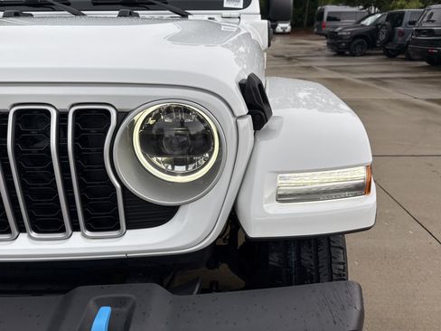 Used 2024 Jeep Wrangler Unlimited Sahara AWD/4WD image 5