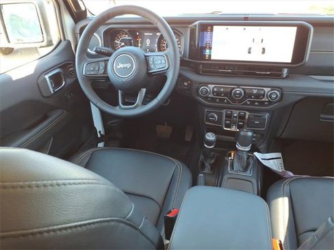 Used 2025 Jeep Gladiator Sport image 4