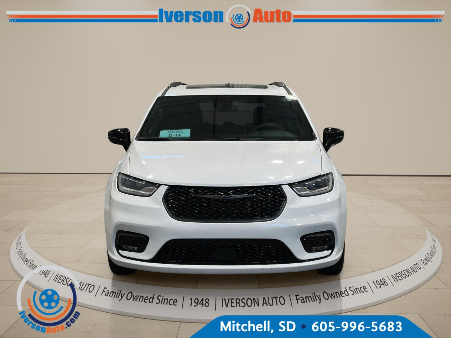 Used 2025 Chrysler Pacifica Limited FWD image 2