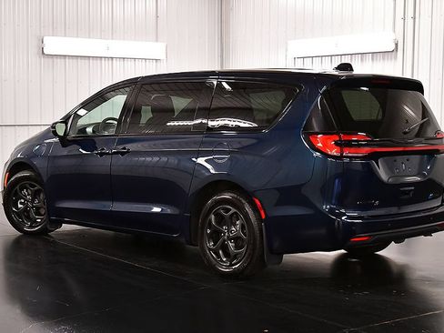 Used 2023 Chrysler Pacifica Touring-L w/ S Appearance Package FWD image 5