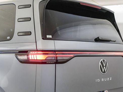 Used 2025 Volkswagen ID. Buzz Pro S RWD image 13