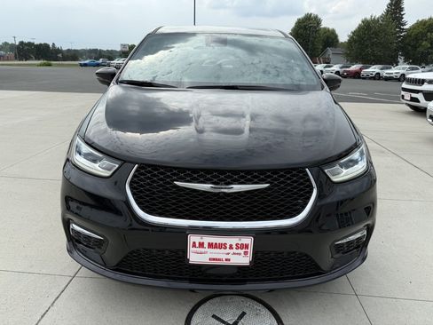 Used 2025 Chrysler Pacifica Select FWD image 3