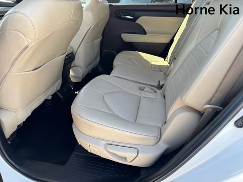 Used 2022 Toyota Highlander XLE FWD image 13