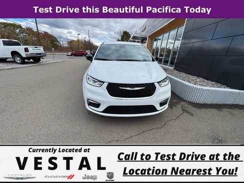 New 2026 Chrysler Pacifica Select image 3