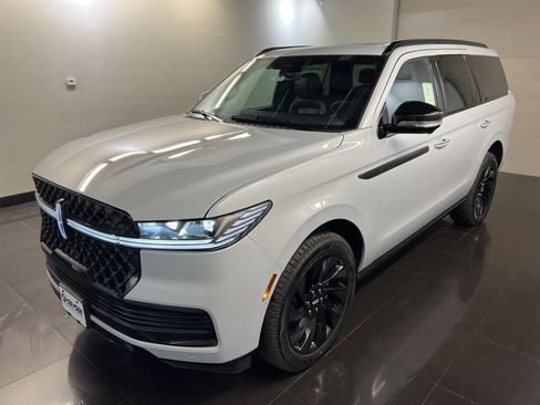 New 2026 Lincoln Navigator Reserve w/ Jet Appearance Package image 3