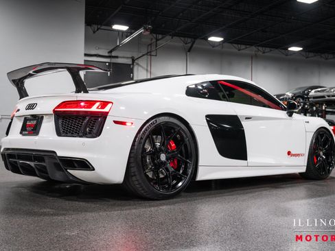 Used 2018 Audi R8 V10 w/ Premium Package RWD image 5
