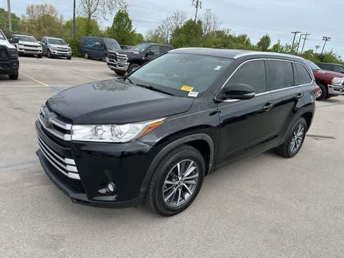 Used 2018 Toyota Highlander XLE image 2