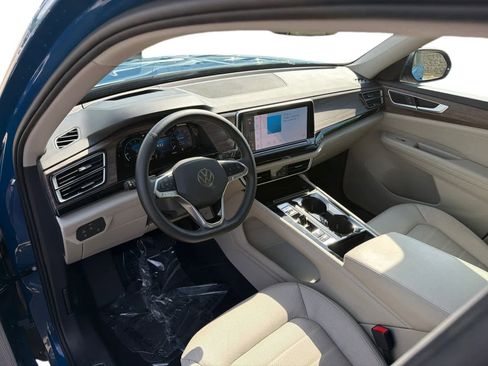 Used 2025 Volkswagen Atlas SEL AWD/4WD image 2