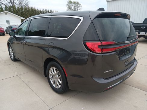 Used 2023 Chrysler Pacifica Touring-L image 7
