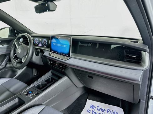 Certified 2025 Volkswagen Tiguan SE R-Line AWD/4WD image 29