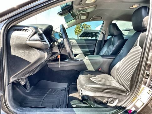 Used 2021 Toyota Camry SE image 2