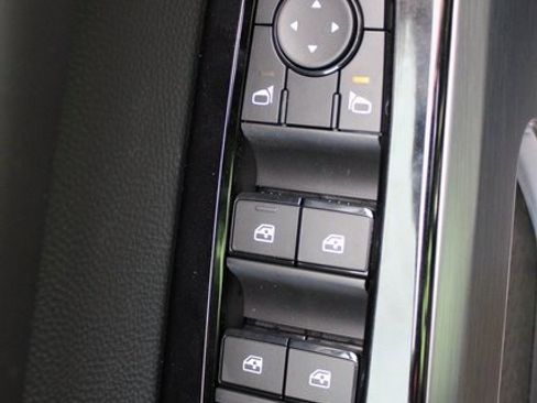 New 2025 Nissan Pathfinder SL image 8