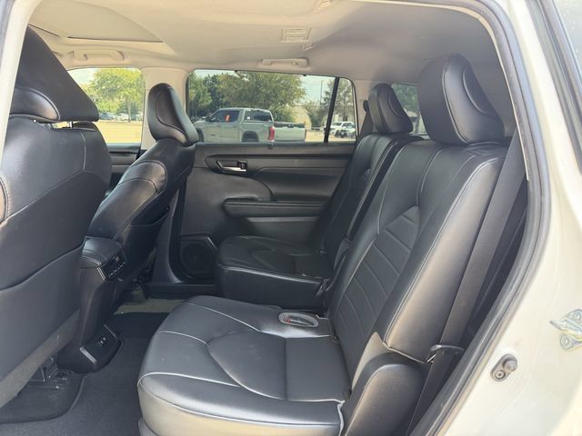 Used 2021 Toyota Highlander XLE FWD image 27