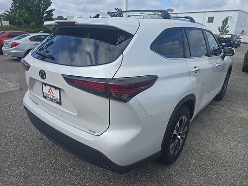 Used 2024 Toyota Highlander XLE FWD image 5