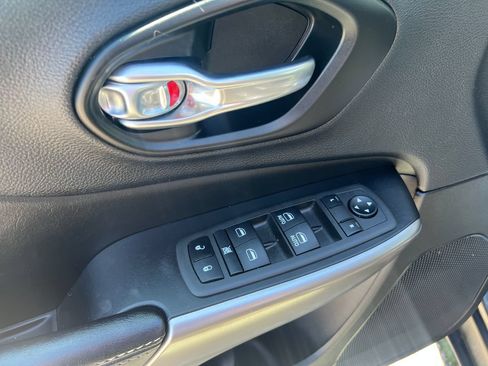 Used 2022 Jeep Cherokee Latitude Lux FWD image 12
