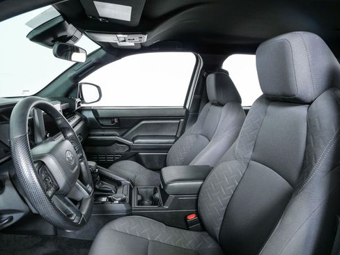 Used 2025 Toyota Tacoma SR AWD/4WD image 5