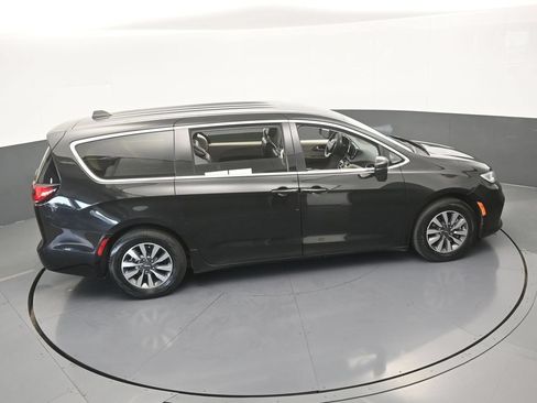 Used 2023 Chrysler Pacifica Touring-L FWD image 57