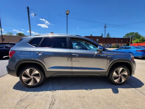 Used 2024 Volkswagen Taos SE AWD/4WD image 7