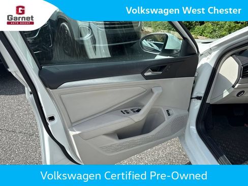Used 2023 Volkswagen Jetta SE FWD image 9