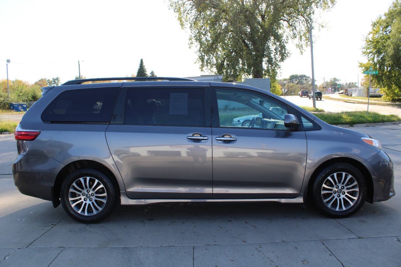 Used 2020 Toyota Sienna XLE FWD image 3