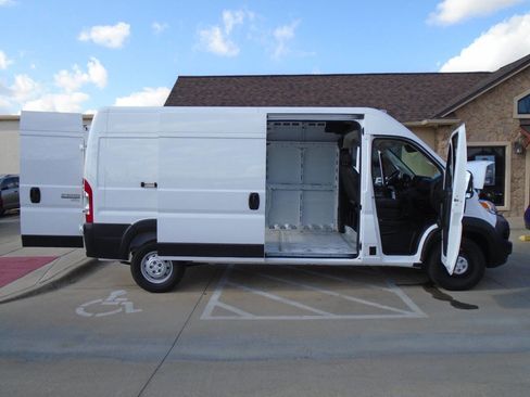 Used 2025 RAM ProMaster 2500 w/ Convenience Group image 21