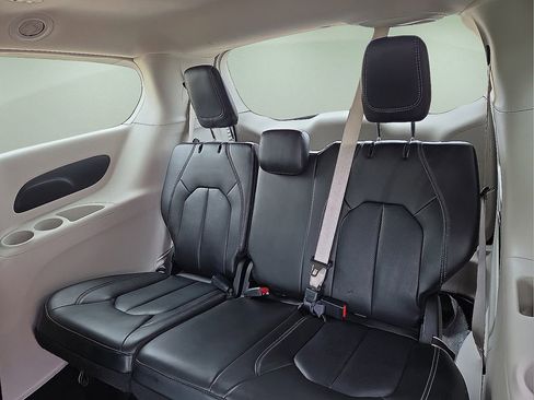 Used 2023 Chrysler Pacifica Touring-L FWD image 19