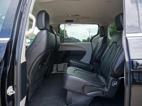 Used 2024 Chrysler Pacifica Touring-L FWD image 24