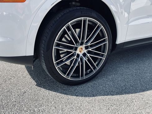 Used 2023 Porsche Cayenne Platinum Edition image 34