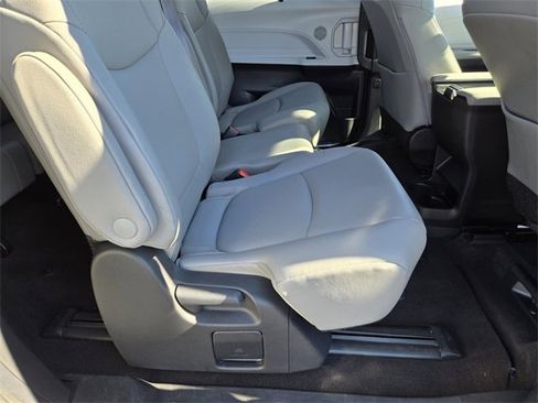 Used 2025 Toyota Sienna XLE image 17