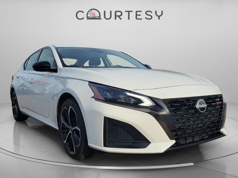 Certified 2024 Nissan Altima 2.5 SR image 6