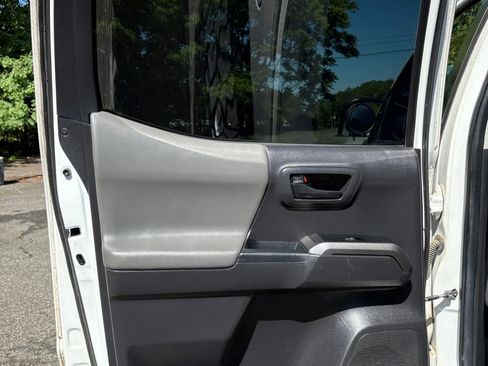 Used 2022 Toyota Tacoma SR5 AWD/4WD image 42