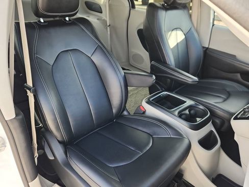 Certified 2024 Chrysler Pacifica Touring-L image 12