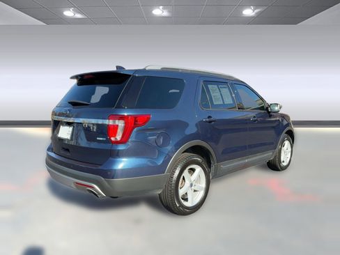 Used 2017 Ford Explorer XLT w/ Equipment Group 202A image 9