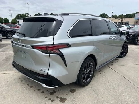 Used 2024 Toyota Sienna XSE FWD image 9