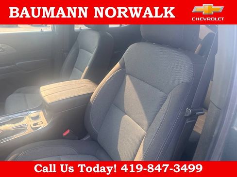 Used 2023 Chevrolet Traverse LT FWD image 24