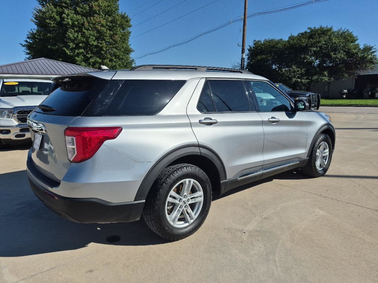 Used 2023 Ford Explorer XLT AWD/4WD image 6