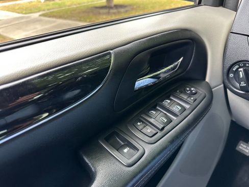 Used 2019 Dodge Grand Caravan SXT image 19