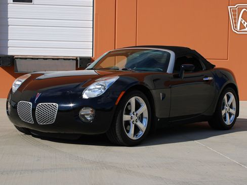 Used 2006 Pontiac Solstice Convertible w/ Premium Package image 3