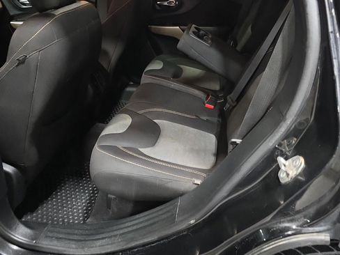 Used 2018 Jeep Cherokee Latitude w/ Cold Weather Group image 18